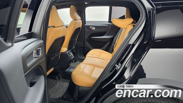 Volvo XC40 B4 Inscription 2021 — фото 11
