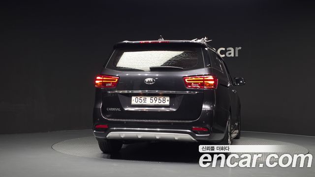 Kia Carnival 9-Seater Prstige 2019 — фото 4