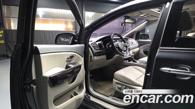 Kia Carnival 9-Seater Prstige 2019 — фото 10