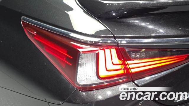 Lexus ES300h (VII) Luxury Plus 2019 — фото 23
