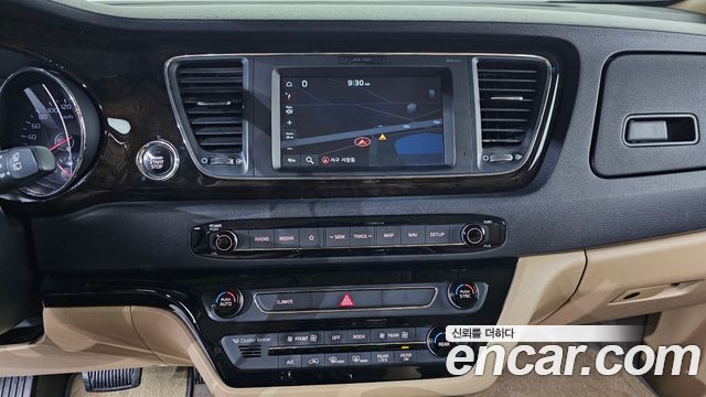 Kia Carnival 7-Seater Limousine VIP 2019 — фото 13
