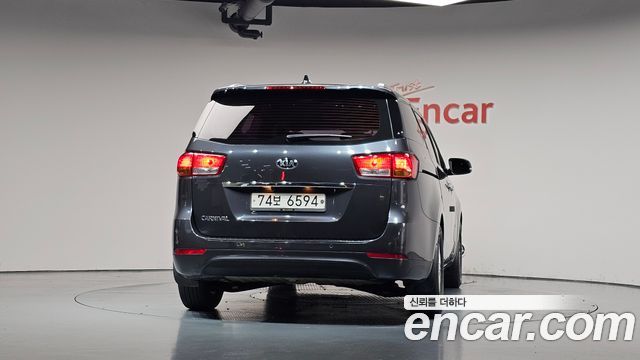 Kia Carnival 11-seater Luxury 2016 — фото 4