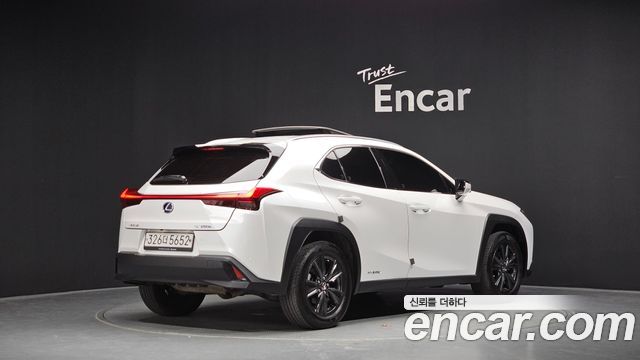 Lexus UX250h 2.0 2WD 2019 — фото 2