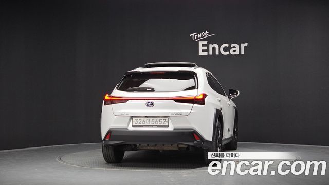 Lexus UX250h 2.0 2WD 2019 — фото 4