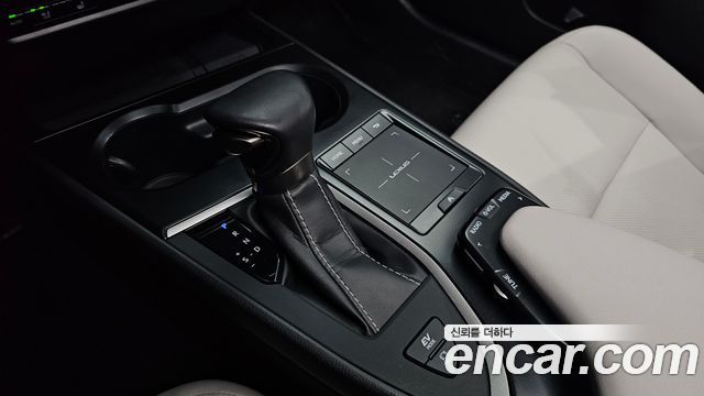 Lexus UX250h 2.0 2WD 2019 — фото 9
