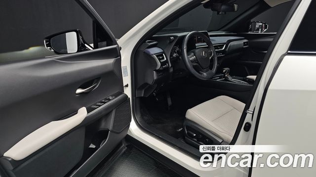 Lexus UX250h 2.0 2WD 2019 — фото 10
