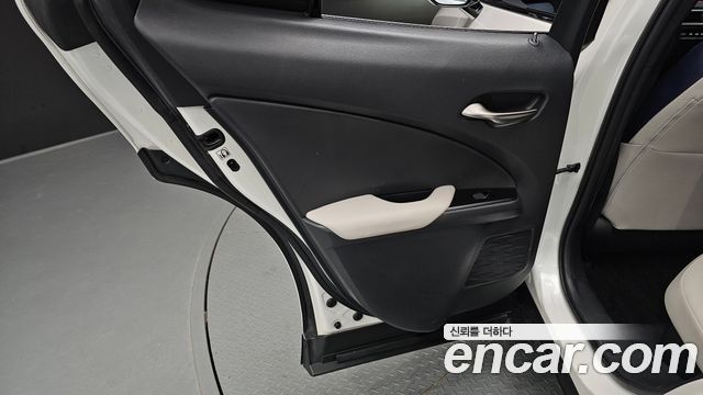 Lexus UX250h 2.0 2WD 2019 — фото 25