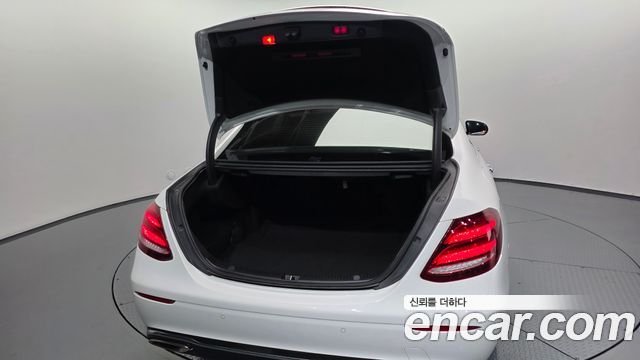 Mercedes-Benz E-Class (W213) E300 4MATIC Exclusive 2019 — фото 36