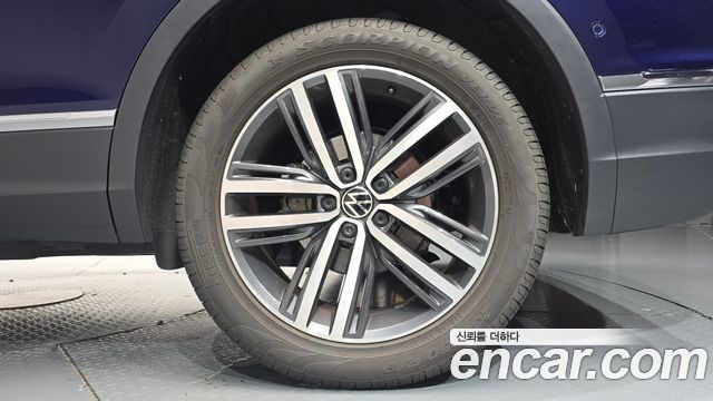 Volkswagen Tiguan Allspace 2.0 TSI Prestige 2023 — фото 21