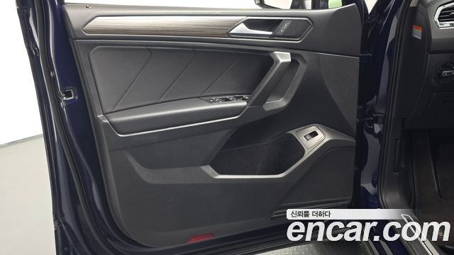 Volkswagen Tiguan Allspace 2.0 TSI Prestige 2023 — фото 24