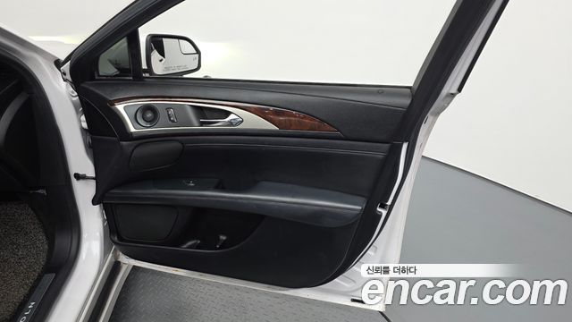 Lincoln MKZ Hybrid 2nd 2018 — фото 24