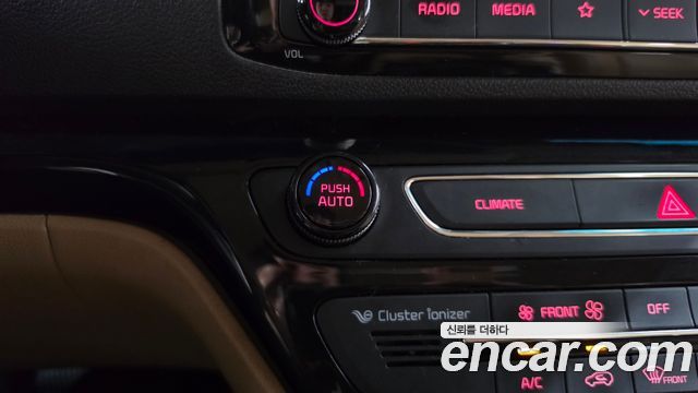 Kia Carnival 9-Seater Hi-Limousine Noblesse Special 2019 — фото 30