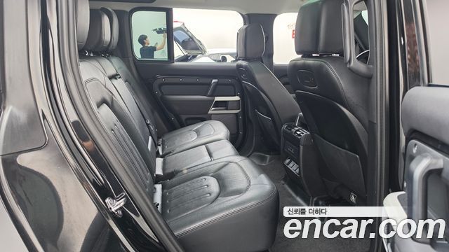 Land Rover Defender (L663) 110 D250 SE 2022 — фото 11