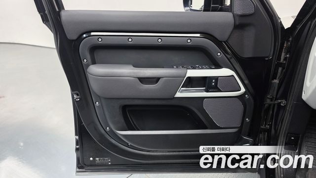 Land Rover Defender (L663) 110 D250 SE 2022 — фото 24