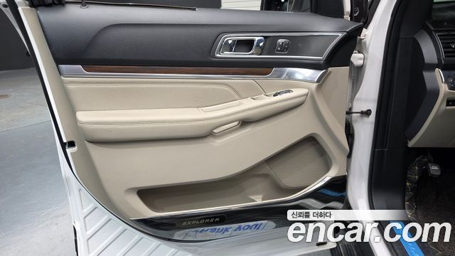 Ford Explorer 2.3 Limited 4WD 5th 2019 — фото 24