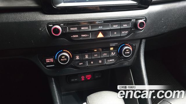 Kia Niro Luxury 2018 — фото 16