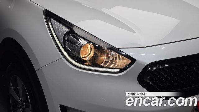 Kia Niro Luxury 2018 — фото 22