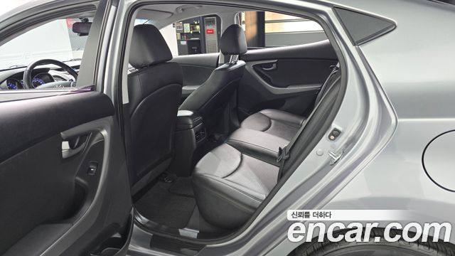 Hyundai Avante 1.6 GDi Smart Standard 2015 — фото 11