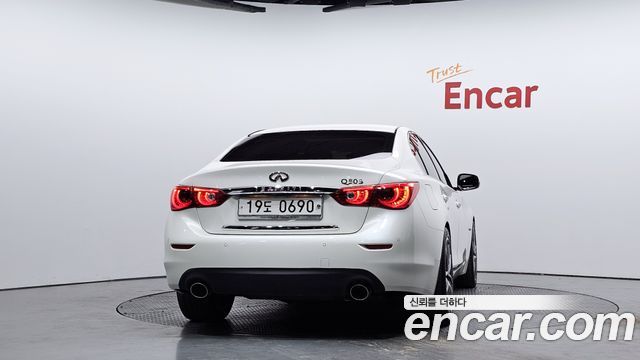 Infiniti Q50 3.5 Hybrid Essence 2016 — фото 4