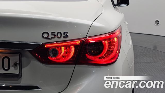 Infiniti Q50 3.5 Hybrid Essence 2016 — фото 23