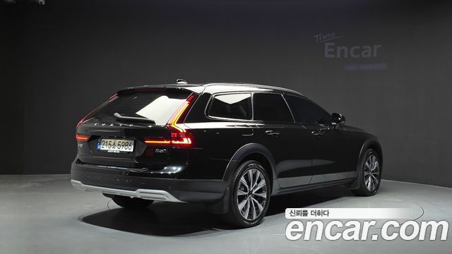 Volvo V90 Cross Country B5 Ultimate AWD 2024 — фото 2