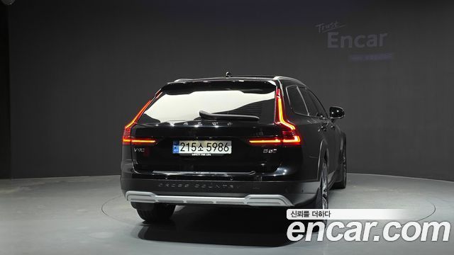 Volvo V90 Cross Country B5 Ultimate AWD 2024 — фото 4