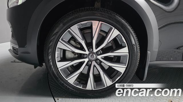 Volvo V90 Cross Country B5 Ultimate AWD 2024 — фото 5