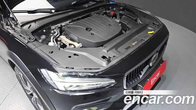 Volvo V90 Cross Country B5 Ultimate AWD 2024 — фото 6