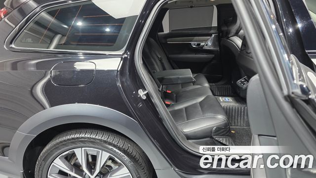 Volvo V90 Cross Country B5 Ultimate AWD 2024 — фото 11