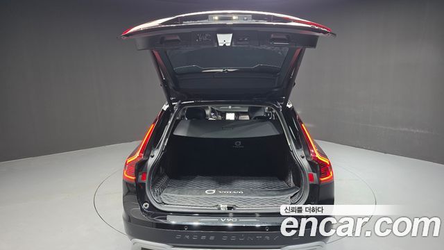 Volvo V90 Cross Country B5 Ultimate AWD 2024 — фото 18