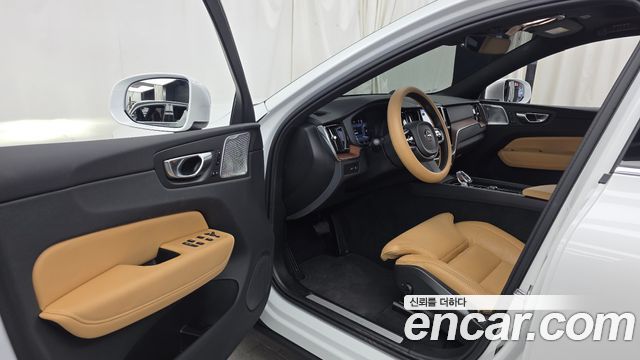 Volvo XC60 (II) T8 Ultra Bright 2025 — фото 10