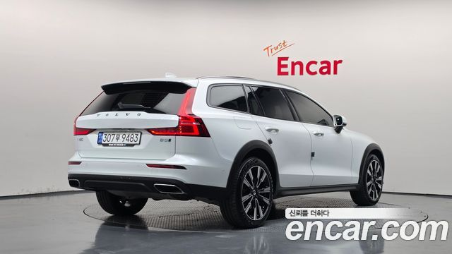 Volvo V60 Cross Country (II) B5 Pro AWD 2022 — фото 2