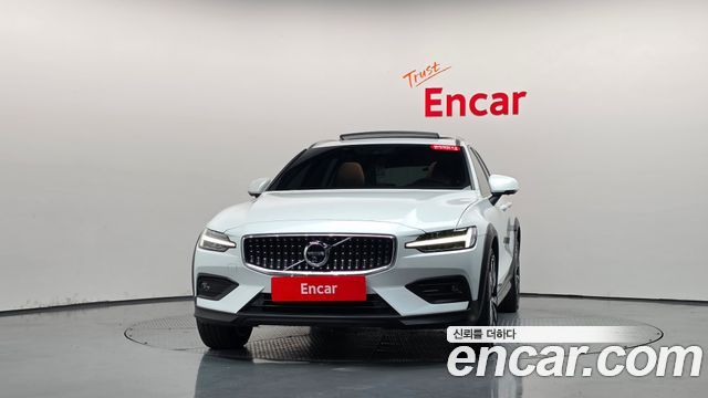 Volvo V60 Cross Country (II) B5 Pro AWD 2022 — фото 3