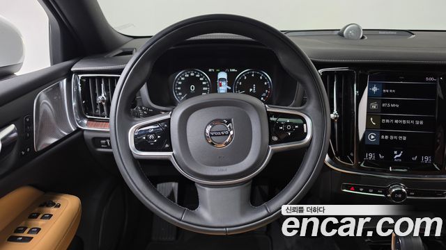 Volvo V60 Cross Country (II) B5 Pro AWD 2022 — фото 12