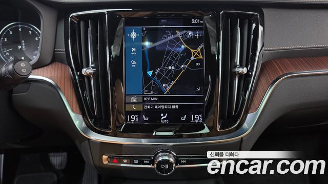 Volvo V60 Cross Country (II) B5 Pro AWD 2022 — фото 13