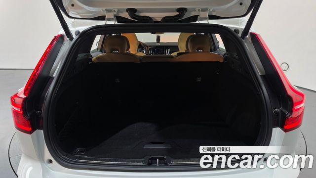 Volvo V60 Cross Country (II) B5 Pro AWD 2022 — фото 19
