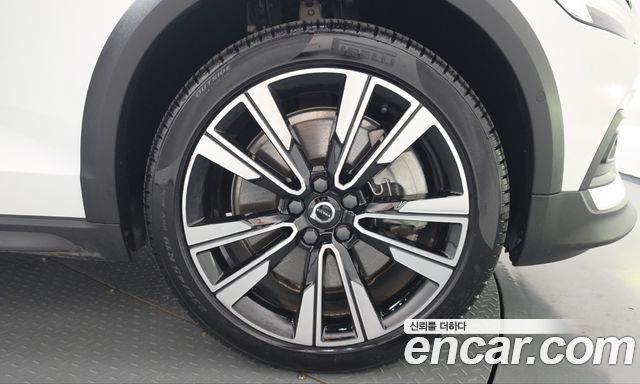 Volvo V60 Cross Country (II) B5 Pro AWD 2022 — фото 21