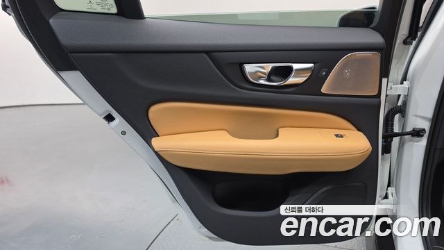 Volvo V60 Cross Country (II) B5 Pro AWD 2022 — фото 25
