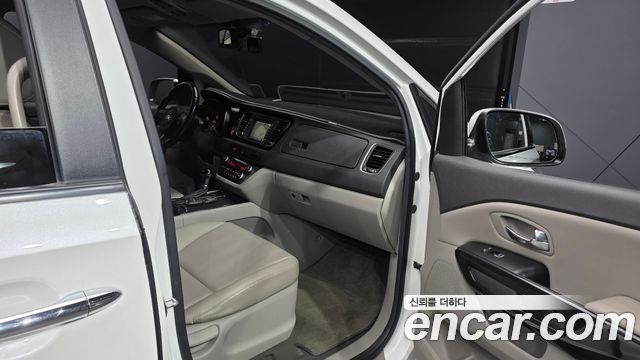 Kia Carnival 9-seater Prestige 2015 — фото 11