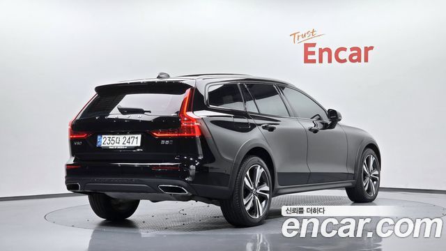 Volvo V60 Cross Country (II) B5 Pro AWD 2021 — фото 2