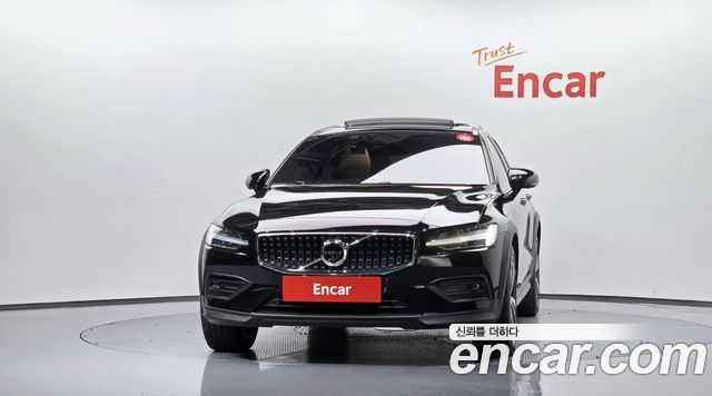Volvo V60 Cross Country (II) B5 Pro AWD 2021 — фото 3