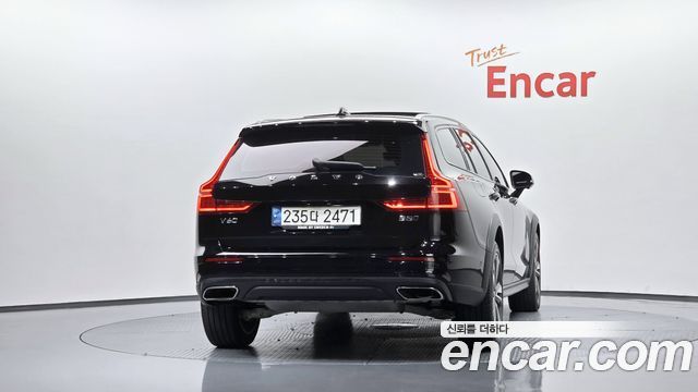 Volvo V60 Cross Country (II) B5 Pro AWD 2021 — фото 4