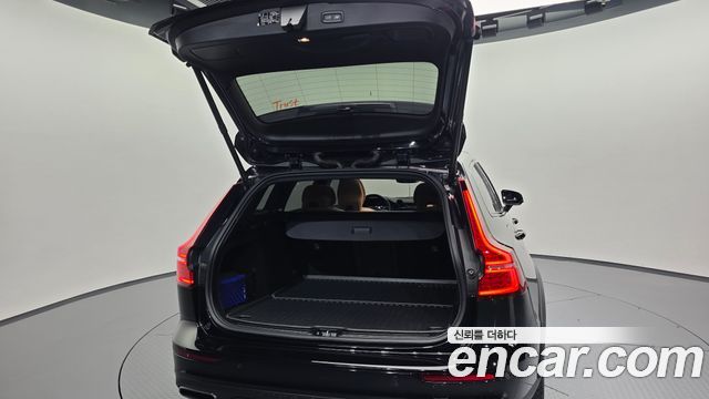 Volvo V60 Cross Country (II) B5 Pro AWD 2021 — фото 35