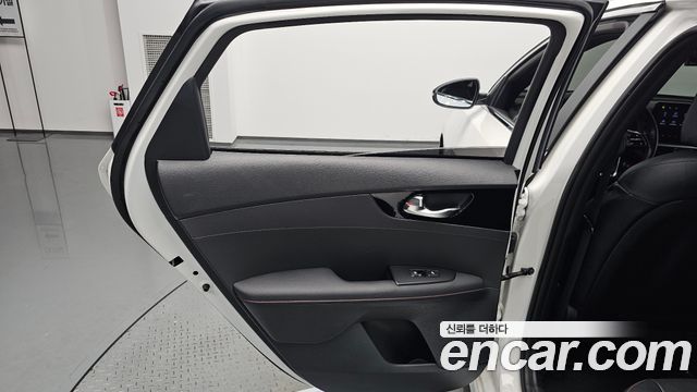Kia K3 (II) 1.6 Turbo GT 5Door Signature 2024 — фото 25