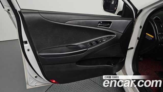 Hyundai Sonata Hybrid 2.0 Smart 2014 — фото 24