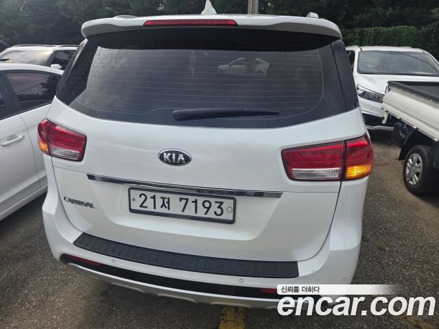 Kia Carnival 9-seater Luxury 2015 — фото 4