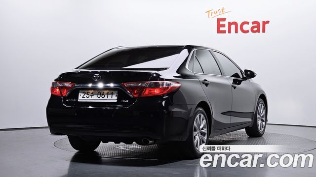 Toyota Camry 2.5 XLE 2015 — фото 2