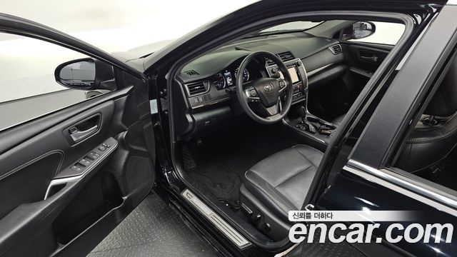 Toyota Camry 2.5 XLE 2015 — фото 11