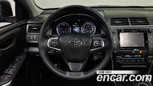 Toyota Camry 2.5 XLE 2015 — фото 13