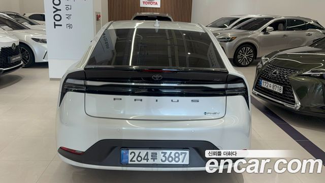 Toyota Prius (V) 2.0 PHEV SE 2024 — фото 4